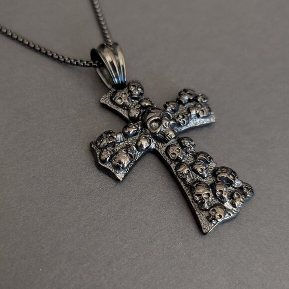 Black metal cross with skulls necklace - Picture 8 of 11
